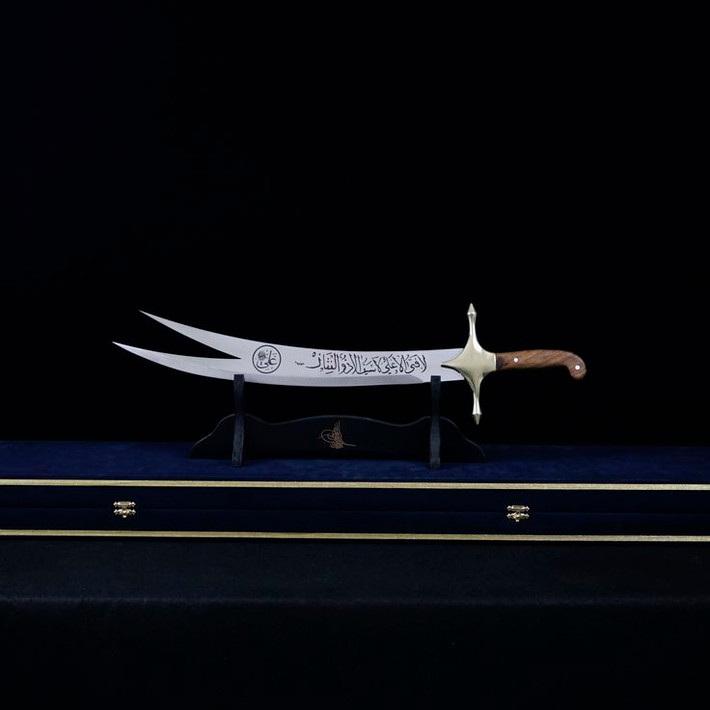 3. Zulfiqar. Chủ nhân: Ali ibn Abi Talib (thế giới Hồi giáo). Đặc điểm: Zulfiqar là thanh gươm hai lưỡi huyền thoại được trao cho Ali, người con rể và cộng sự thân cận của nhà tiên tri Muhammad. Đây là biểu tượng quyền lực và công lý trong lịch sử Hồi giáo. Ảnh: Pinterest.