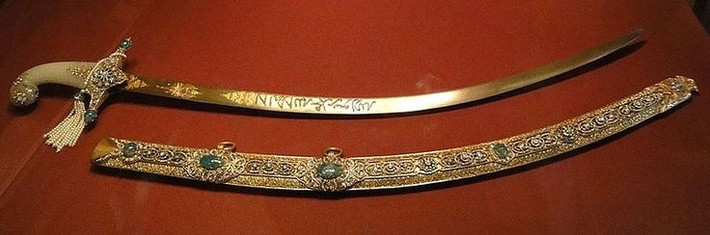 10. Shamshir-e Zomorrodnegar. Chủ nhân: Vua Solomon (Do Thái/Trung Đông). Đặc điểm: Theo thần thoại Ba Tư, thanh gươm này của vua Solomon có khả năng chống lại ma quỷ và các thế lực xấu xa, được chạm khắc với ngọc lục bảo. Ảnh: Pinterest.