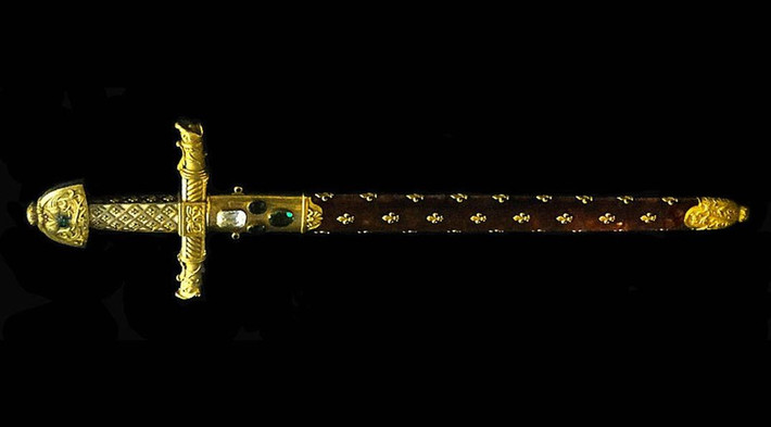 2. Joyeuse. Chủ nhân: Hoàng đế Charlemagne (Pháp). Đặc điểm: Joyeuse là thanh gươm huyền thoại của hoàng đế Charlemagne. Nó được mô tả có khả năng thay đổi màu sắc và đã được dùng trong các nghi lễ lên ngôi của các vị vua Pháp suốt nhiều thế kỷ. Ảnh: Pinterest.