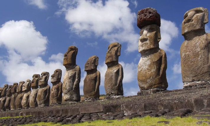 12. Tượng Moai trên đảo Phục Sinh. Những bức tượng Moai khổng lồ có chiều cao tới 10m, được tạc bằng đá nguyên khối. Làm thế nào mà một xã hội nhỏ trên đảo có thể di chuyển và dựng lên các tượng đá nặng như vậy? Ảnh: Pinterest.
