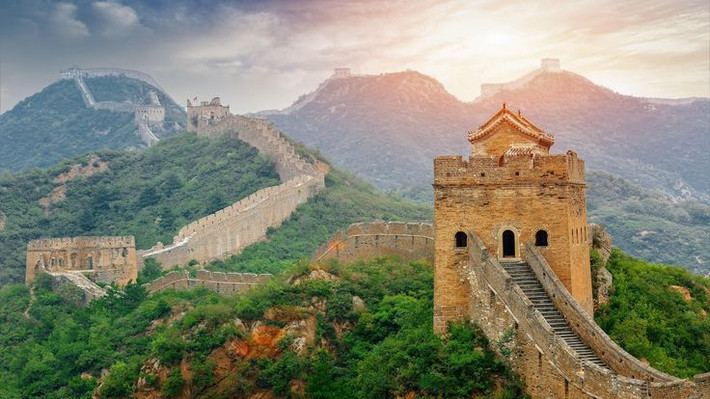 1. Chiều dài tổng thể vượt xa con số "vạn lý". Mặc dù thường được gọi là " Vạn Lý Trường Thành", chiều dài thực tế của công trình này vượt xa 10.000 lý (tương đương khoảng 5.000 km). Tổng chiều dài của Vạn Lý Trường Thành, bao gồm các phần đã bị phá hủy, là khoảng 21.196 km. Ảnh: Pinterest.