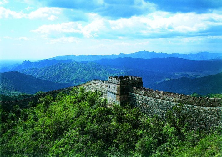 13. Truyền thuyết về nàng Mạnh Khương. Một trong những câu chuyện dân gian nổi tiếng liên quan đến Vạn Lý Trường Thành là về nàng Mạnh Khương Nữ, người đã khóc đến mức làm sụp đổ một phần tường thành sau khi biết tin chồng mình chết trong quá trình xây dựng công trình. Ảnh: Pinterest.