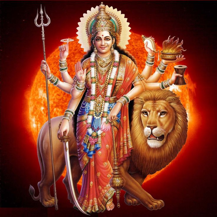 8. Durga – Nữ thần Chiến binh. Durga là một hình thái mạnh mẽ của Parvati, được tôn sùng như một nữ thần chiến binh chống lại các thế lực ác quỷ. Bà thường được miêu tả cưỡi sư tử hoặc hổ, với nhiều cánh tay cầm vũ khí. Ảnh: Pinterest.Ảnh: Pinterest.