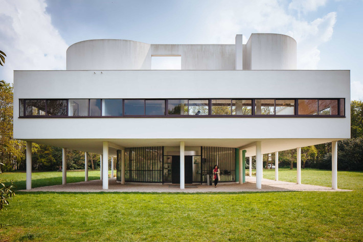 8. Villa Savoye (Poissy, Pháp). Năm hoàn thành: 1931. Đặc điểm: Villa Savoye là một ví dụ kinh điển của phong cách Kiến trúc Hiện đại và chức năng, với các cột chống và không gian mở, phản ánh triết lý "ngôi nhà là một cỗ máy để ở". Ảnh: Pinterest.