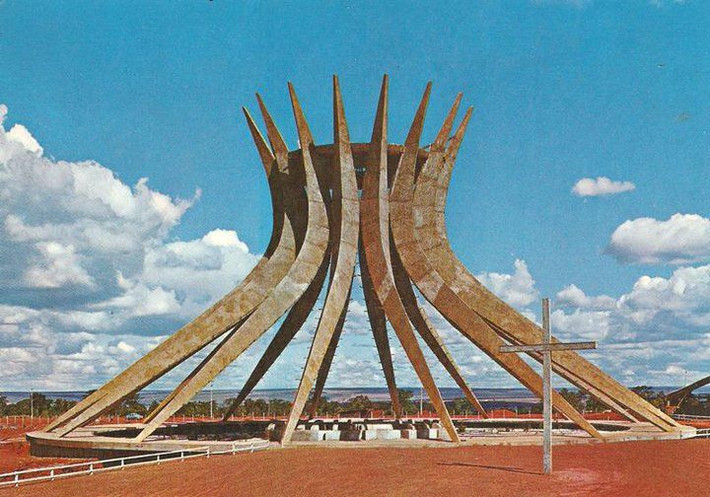 12. Nhà thờ Brasilia (Brasilia, Brazil). Năm hoàn thành: 1970. Đặc điểm: Với thiết kế vươn lên giống như những bàn tay cầu nguyện, nhà thờ Brasilia là một biểu tượng của kiến trúc hiện đại và sáng tạo ở Nam Mỹ. Ảnh: Pinterest.