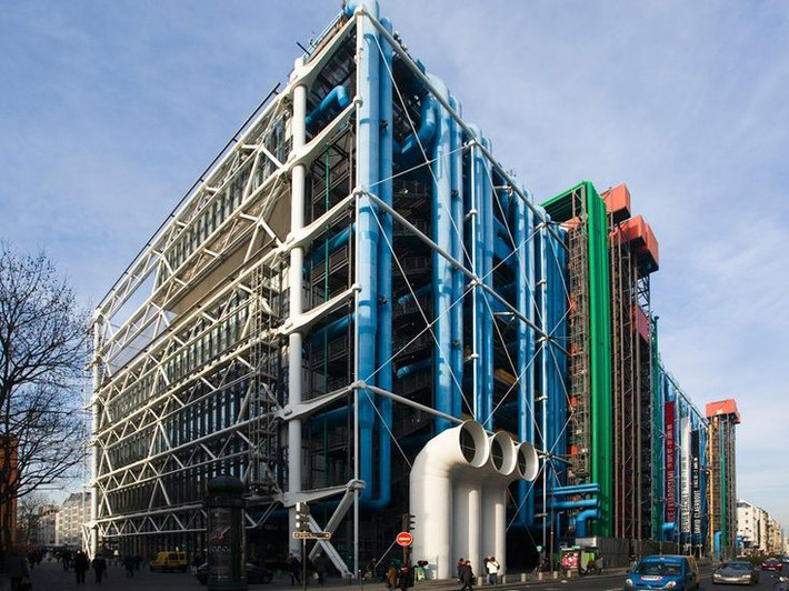 6. Trung tâm Pompidou (Paris, Pháp). Năm hoàn thành: 1977. Đặc điểm: Trung tâm Pompidou với kiến trúc "lộn ngược" có các hệ thống cơ khí, đường ống và cầu thang được phô bày ra bên ngoài, trở thành một biểu tượng của kiến trúc High-tech. Ảnh: Pinterest.