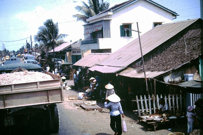 Khu chợ dân sinh nằm bên quốc lộ. Ảnh: Paul Moore.