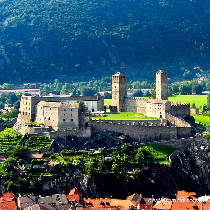 14. Lâu đài Castelgrande (Thụy Sĩ). Castelgrande là một trong ba lâu đài cổ nổi tiếng của vùng Bellinzona. Tọa lạc trên đồi, lâu đài có tầm nhìn bao quát toàn bộ khu vực. Ảnh: Pinterest.