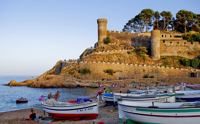 13. Lâu đài Tossa de Mar (Tây Ban Nha). Nằm bên bờ biển Costa Brava, lâu đài này có kiến trúc phóng khoáng và tầm nhìn tuyệt đẹp ra Địa Trung Hải. Ảnh: Pinterest.