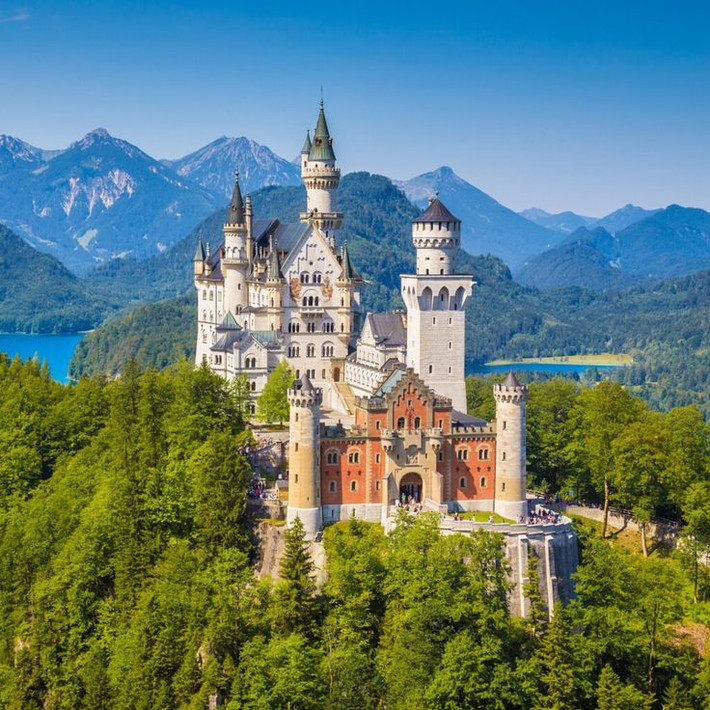 1. Lâu đài Neuschwanstein (Đức). Nằm ở Bavaria, lâu đài Neuschwanstein nổi tiếng với kiến trúc đẹp như cổ tích và cảnh quan mãn nhãn. Đây là nguồn cảm hứng cho các lâu đài trong phim hoạt hình của Disney. Ảnh: Pinterest.