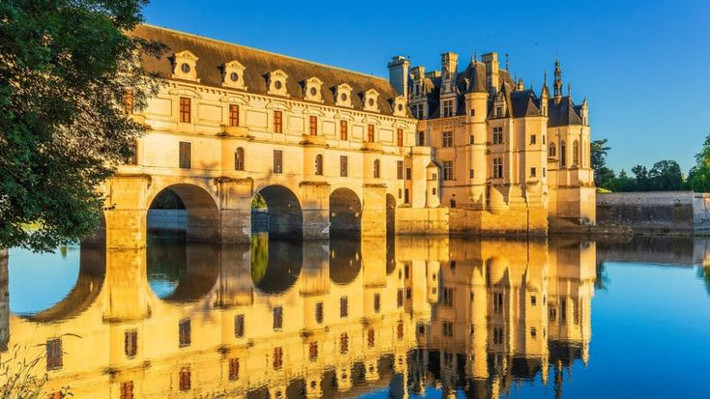 11. Lâu đài Chenonceau (Pháp). Lâu đài này bắc qua sông Cher và nổi tiếng với vẻ đẹp thơ mộng. Chenonceau được gọi là "lâu đài của phụ nữ" do sự ảnh hưởng của nhiều nữ nhân trong lịch sử. Ảnh: Pinterest.
