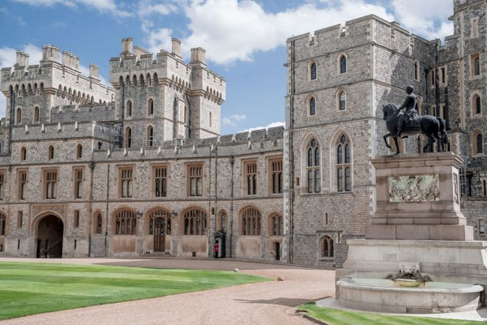 5. Lâu đài Windsor (Anh). Là nơi ở của hoàng gia Anh và cũng là lâu đài lâu đời bậc nhất ở châu Âu, lâu đài Windsor có kiến trúc đặc sắc và một lịch sử phong phú từ thế kỷ thứ 11. Ảnh: Pinterest.