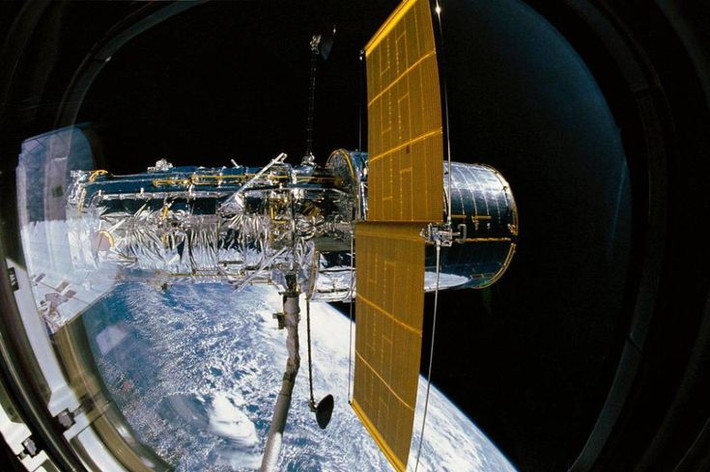 12. Kính thiên văn Hubble (1990). Kính thiên văn không gian Hubble đã cung cấp hình ảnh vũ trụ rõ nét, vượt qua sự mờ đục của bầu khí quyển Trái Đất. Sự ra đời của thiết bị này đã giúp khám phá hàng loạt thiên hà xa xôi, xác định tuổi của vũ trụ và các hiện tượng thiên văn khác. Ảnh: Pinterest.
