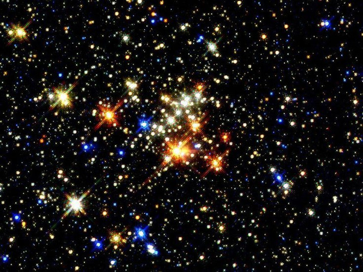 8. Khám phá của Edwin Hubble về sự giãn nở của vũ trụ (1929). Edwin Hubble phát hiện ra rằng các thiên hà đang di chuyển xa khỏi chúng ta, chứng tỏ vũ trụ đang giãn nở. Đây là bằng chứng mạnh mẽ hỗ trợ cho lý thuyết Vụ Nổ Lớn và thay đổi hiểu biết của chúng ta về sự phát triển của vũ trụ. Ảnh: Pinterest.