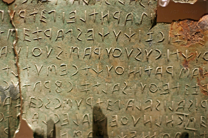 Chữ viết Etruscan. Hệ thống chữ viết này được sử dụng bởi người Etruscan ở miền trung Italia. Mặc dù một số văn bản Etruscan đã được dịch, ngôn ngữ này vẫn chưa được hiểu một cách đầy đủ. Ảnh: Pinterest.