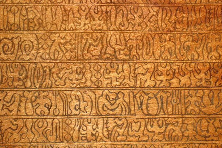 Chữ viết Rongorongo. Đây là một hệ thống chữ viết được phát triển trên đảo Phục Sinh (Easter Island), được phát hiện vào thế kỷ 19. Mặc dù có nhiều nghiên cứu, nhưng cho đến nay ngôn ngữ này vẫn chưa được giải mã. Ảnh: Pinterest.