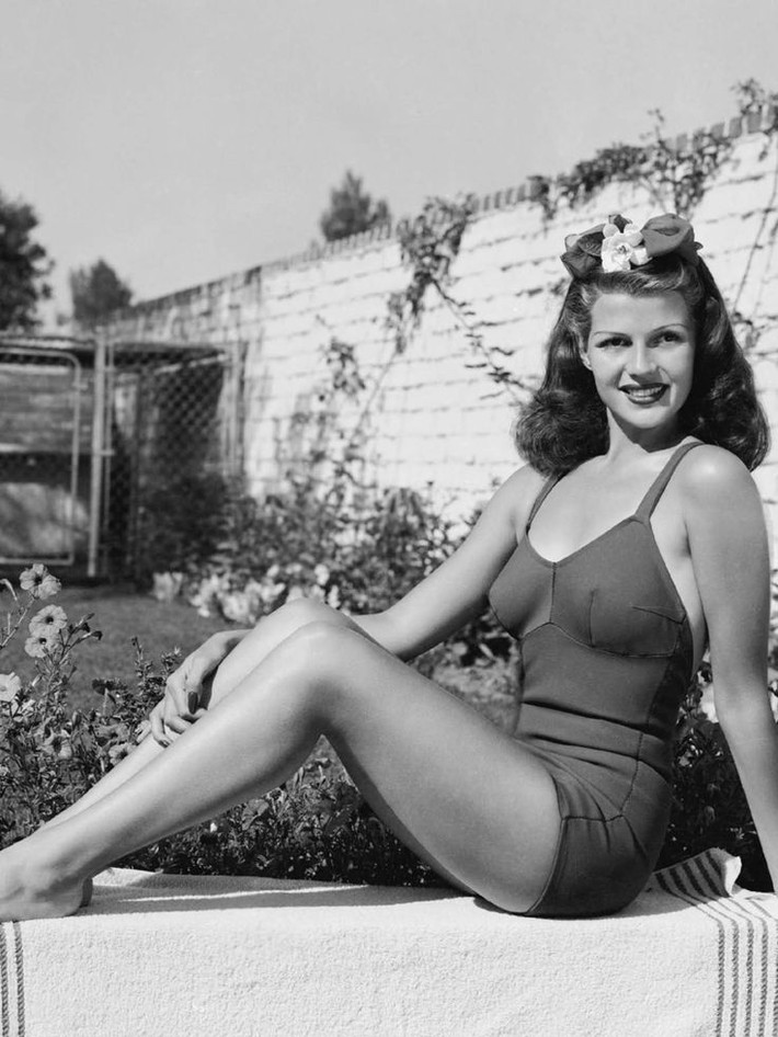 6. Rita Hayworth. Quốc gia: Mỹ. Thành tựu: Rita Hayworth được coi là một biểu tượng gợi cảm của thập kỷ 1940, nổi tiếng với vai diễn trong "Gilda" (1946) và là một trong những nữ diễn viên hàng đầu thời kỳ vàng son của Hollywood. Ảnh: Pinterest.