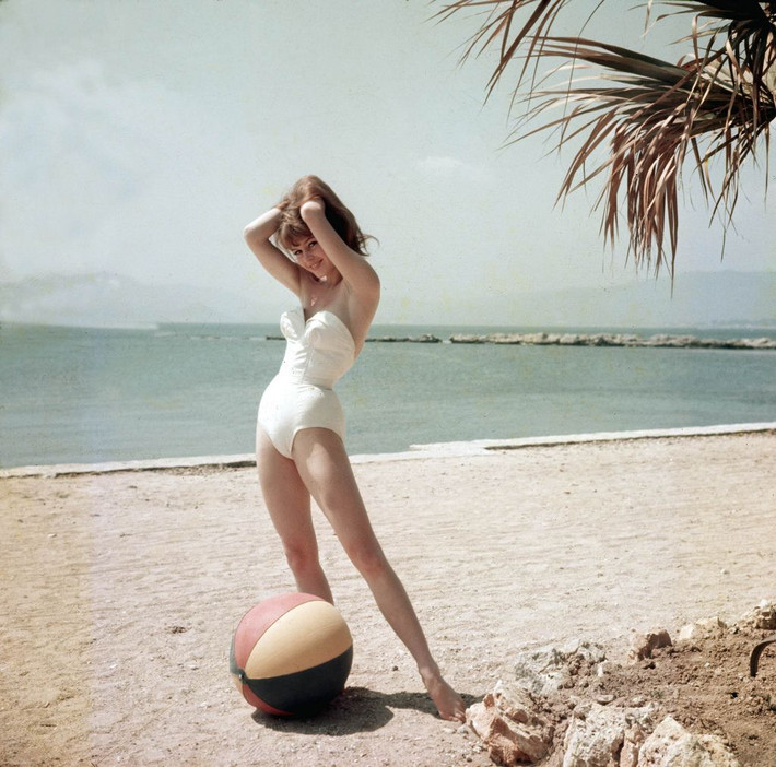 3. Brigitte Bardot. Quốc gia: Pháp. Thành tựu: Biểu tượng gợi cảm của điện ảnh Pháp, Bardot gây chú ý với bộ phim "And God Created Woman" (1956), khẳng định cô là một trong những ngôi sao quyến rũ nhất thế kỷ 20. Ảnh: Pinterest.
