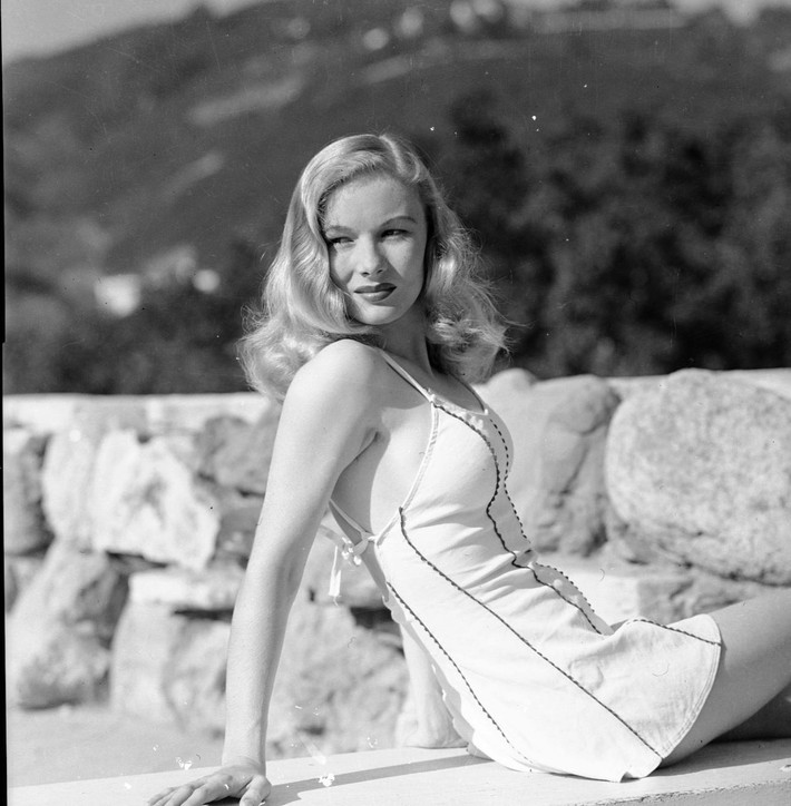 10. Veronica Lake. Quốc gia: Mỹ. Thành tựu: Với mái tóc dài và ngoại hình lôi cuốn, Veronica Lake là một trong những biểu tượng gợi cảm của Hollywood trong các bộ phim như "Sullivan's Travels" (1941) và "The Blue Dahlia" (1946). Ảnh: Pinterest.