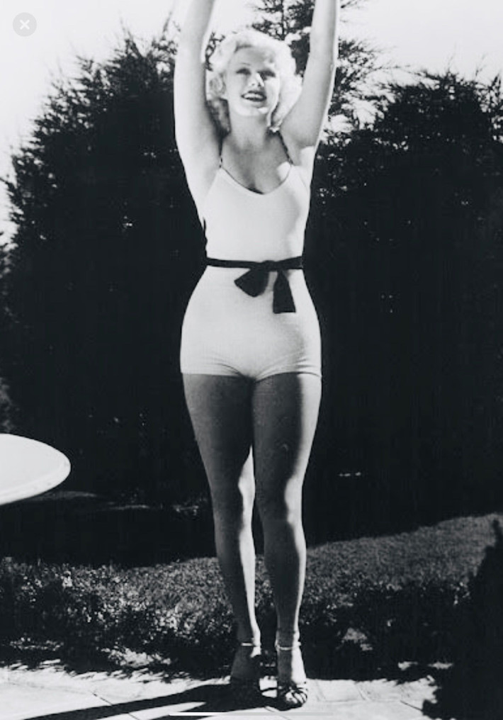 8. Jean Harlow. Quốc gia: Mỹ. Thành tựu: Biểu tượng của "vẻ đẹp bạch kim" thời kỳ 1930, Harlow là một trong những ngôi sao gợi cảm nhất Hollywood với các bộ phim như "Red Dust" (1932) và "Dinner at Eight" (1933). Ảnh: Pinterest.