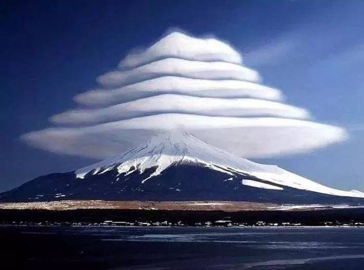 Theo các nhà khoa học, mây đĩa bay, hay còn được gọi là mây thấu kính (lenticular clouds), là một loại mây hình thành ở độ cao lớn, thường có hình dạng như đĩa bay hoặc những chiếc đĩa xếp chồng lên nhau. Ảnh: Pinterest.