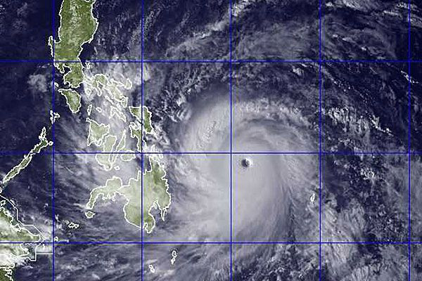 2. Bão Hải Yến / Haiyan (2013) - Sức gió tối đa: 315 km/h. Đây là cơn bão có sức tàn phá mạnh nhất từng đổ bộ vào Philippines và là một trong những cơn bão mạnh nhất từng được ghi nhận ở khu vực châu Á – Thái Bình Dương. Việt Nam là một trong các quốc gia chịu ảnh hưởng của cơn bão này. Ảnh: Pinterest.