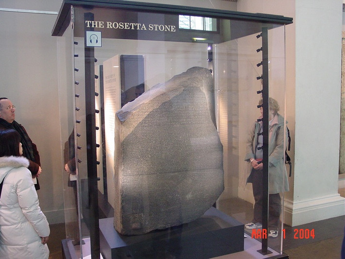Đá Rosetta được phát hiện tình cờ năm 1799. Một binh sĩ Pháp đã tìm thấy phiến đá Rosetta khi đang xây pháo đài gần thị trấn Rosetta (Rashid) ở Ai Cập trong chiến dịch quân sự của Napoleon. Ảnh: Pinterest.