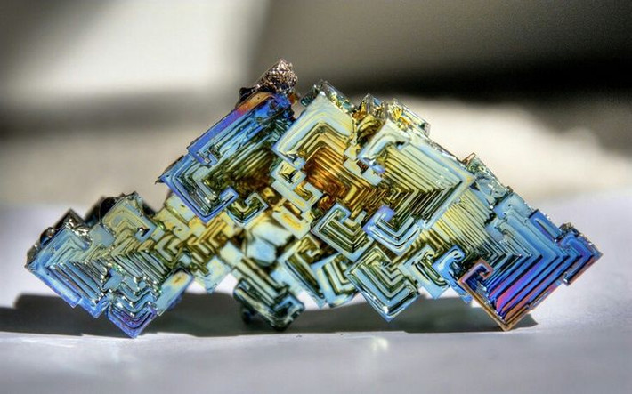 8. Một số đồng vị của Bismuth rất bền. Đồng vị phổ biến nhất là Bismuth-209, từng được cho là ổn định hoàn toàn cho đến khi các nghiên cứu gần đây phát hiện nó phân rã cực chậm – chu kỳ bán rã lên đến hàng tỷ tỷ năm. Ảnh: Pinterest.