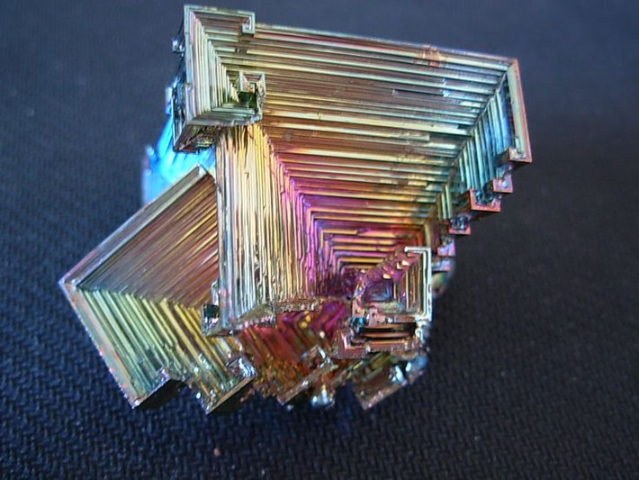 7. Bismuth có tính kháng từ yếu. Khác với hầu hết kim loại, Bismuth bị từ trường đẩy nhẹ (diamagnetism) – một hiện tượng hiếm gặp ở vật chất tự nhiên. Ảnh: Pinterest.