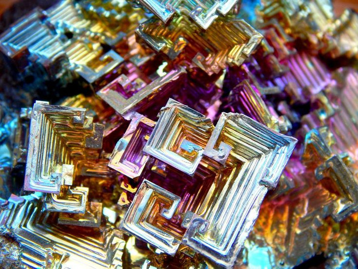 5. Tỷ lệ giãn nở khi đông đặc của Bismuth tương tự nước. Giống nước, Bismuth nở ra khi chuyển từ dạng lỏng sang rắn – đặc điểm này khiến nó lý tưởng cho đúc khuôn chi tiết cao. Ảnh: Pinterest.