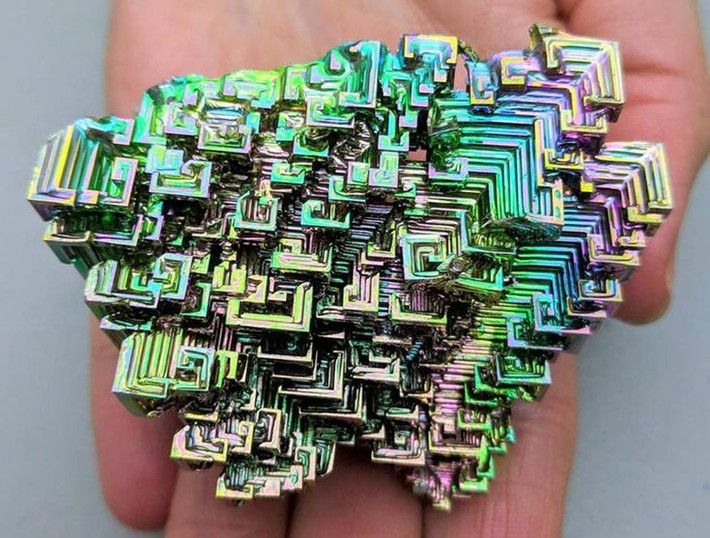2. Có thể “nuôi” tinh thể Bismuth tại nhà. Bằng cách đun chảy và làm nguội Bismuth trong môi trường có kiểm soát, người chơi khoáng vật có thể tự tạo ra các khối tinh thể Bismuth đầy màu sắc. Ảnh: Pinterest.