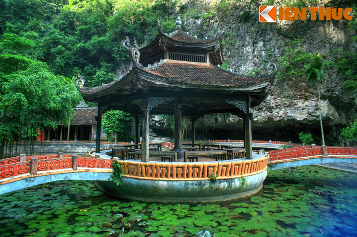 Nghinh Tân Các nổi giữa hồ sen là một điểm nhấn quyến rũ trong ngôi làng Việt cổ này.