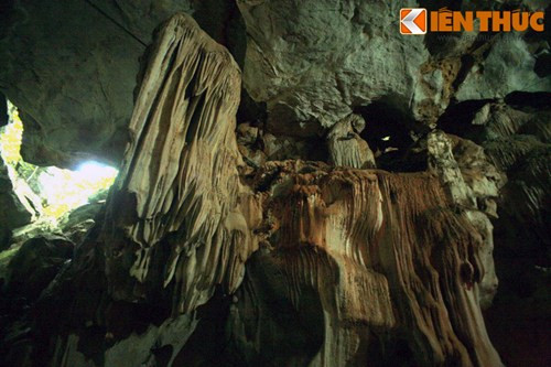 Theo các khảo sát, hang Dơi có diện tích khoảng 6.915 m2, có chiều dài 80m, cao 20m, rộng 25m, kết cấu thành 3 khoang lớn, được ngăn bằng các khối nhũ đá, măng đá, rèm đá, tường đá rất đa dạng.