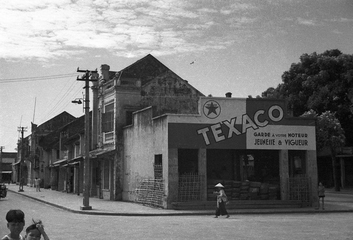 Hàng xăng dầu của hãng Texaco giữa phố Hàng Tre và Maréchal Pétain (phố Nguyễn Hữu Huân ngày nay).