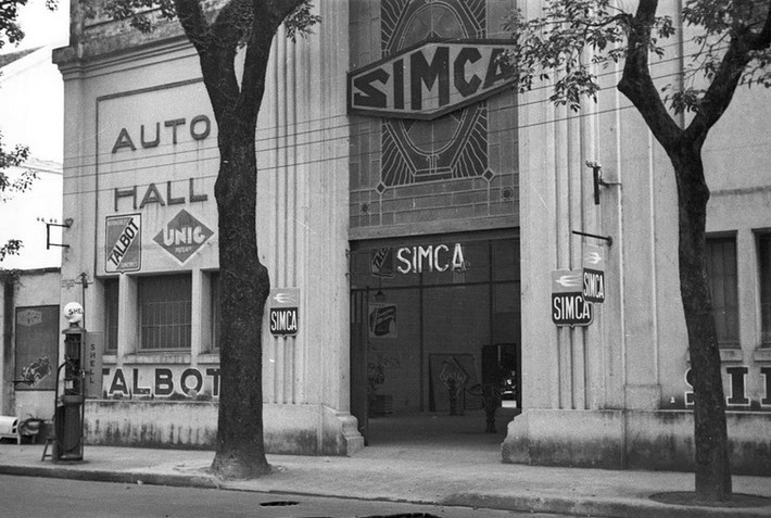 Trụ sở hãng xe hơi Simca (Pháp) ở Hà Nội, ngày nay là vũ trường New Century trên phố Tràng Thi.