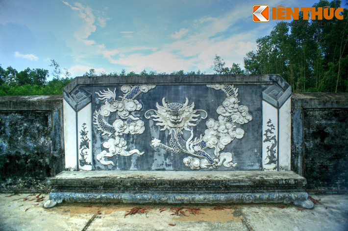 Bình phong sau mộ vẫn lưu giữ được hình tượng rồng và cây tùng, cúc rất đẹp.