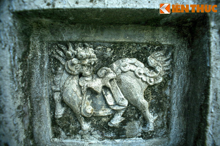 Hình kỳ lân trang trí trên trụ cổng lăng mộ.