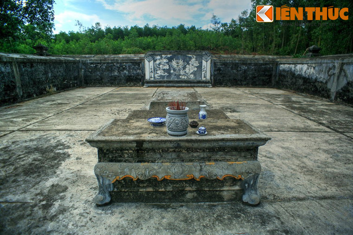 Hương án của mộ còn khá nguyên vẹn.