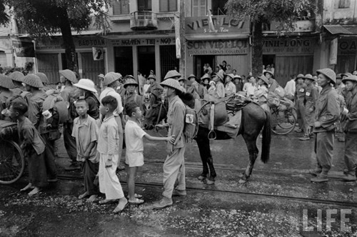 Trẻ em trên phố Huế tò mò ngắm nhìn các chú bộ đội.