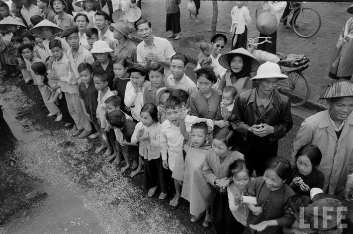 Vẻ hân hoan của người dân Hà Nội vào ngày được giải phóng khỏi ách thực dân Pháp.