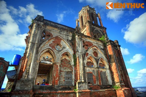 Vì vậy mà nhà thờ Trái Tim nhanh chóng được biến đến như một địa điểm tham quan, chụp ảnh cưới độc đáo.