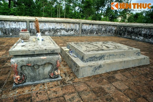 Mộ chúa Nguyễn Hoàng được xây bằng gạch vồ và vôi vữa gồm 2 tầng, hình khối chữ nhật. Tầng trên rộng 172cm, dài 248cm,cao 25cm. Tầng dưới rộng 222cm, dài 303cm, cao 30cm.