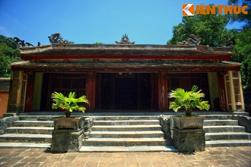 Do lăng nằm ở một vị trí khá khuất nên rất ít người để ý mỗi khi đến thăm lăng Tự Đức. Ảnh: Mặt trước của tẩm điện.