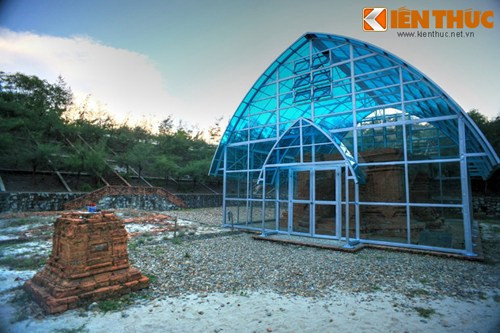 Đây là một vị trí rất đặc biệt so với các tháp Chăm được phát hiện và còn tồn tại trên lãnh thổ Việt Nam. Phần lớn các tháp Chăm này đều nằm trên các đỉnh đồi và cách xa bờ biển.