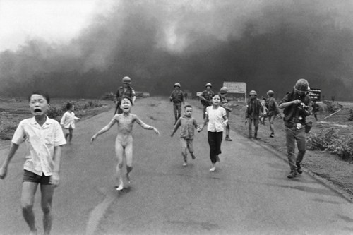 Năm 1973, phóng viên ảnh Nick Út của hãng thông tấn AP giành giải thưởng Pulitzer với bức ảnh ghi lại cảnh cô bé 9 tuổi Kim Phúc bỏ chạy trong hoảng loạn vì bỏng bom napalm trong một cuộc không kích sai địa chỉ của không quân Mỹ tại Trảng Bàng, Tây Ninh, ngày 8/6/1972. Bức ảnh này đã đi vào lịch sử với cái tên “Em bé Napalm”.