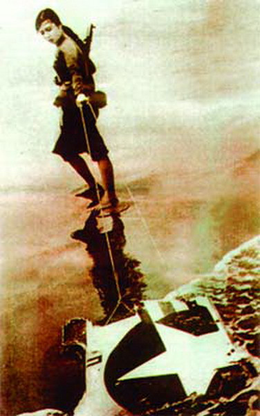 Ra đời năm 1970, bức ảnh “Sự trừng phạt đích đáng” đã gây tiếng vang lớn trong cộng đồng quốc tế. Bức ảnh ghi lại khoảnh khắc nữ dân quân Hà Thị Nhiên đang kéo một mảnh xác máy bay có biểu tượng của không quân Mỹ ở vùng biển Hải Thịnh (Nam Định).