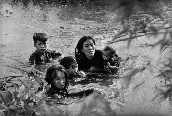 Bức ảnh của phóng viên Kyoichi Sawada, hãng thông tấn UPI (United Press International) ghi lại cảnh một bà mẹ Việt Nam cùng 4 đứa con lội qua một dòng sông ở Bình Định để chạy trốn khỏi những cuộc không kích từ máy bay Mỹ đã giành giải thưởng danh giá Pulitzer năm 1966. Bức ảnh được chụp trong năm 1965.