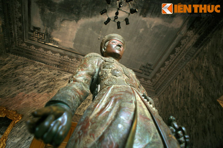 Là một hoàng đế nước Nam, nhưng Vua Khải Định được tạo dáng y như một võ quan Pháp.
