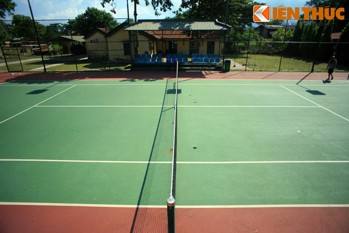 Tại kinh đô Huế, Bảo Đại đã cho xây dựng 3 sân tennis ở các địa điểm khác nhau. Trong đó, sân tennis ở Tử Cấm Thành được xây dựng năm 1933, là nơi phục vụ hoạt động thể thao của hoàng gia và tiếp đón quan khách.
