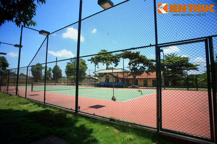"Quái lạ" hơn khi sân tennis này lại là một di tích đặc biệt, có 1-0-2 của Hoàng thành Huế.